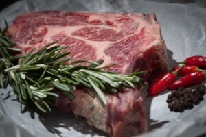 Jak rozpoznać świeże mięso na podstawie wyglądu i zapachu?
