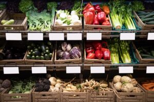 Regały na warzywa – klucz do efektownej prezentacji warzyw w sklepie